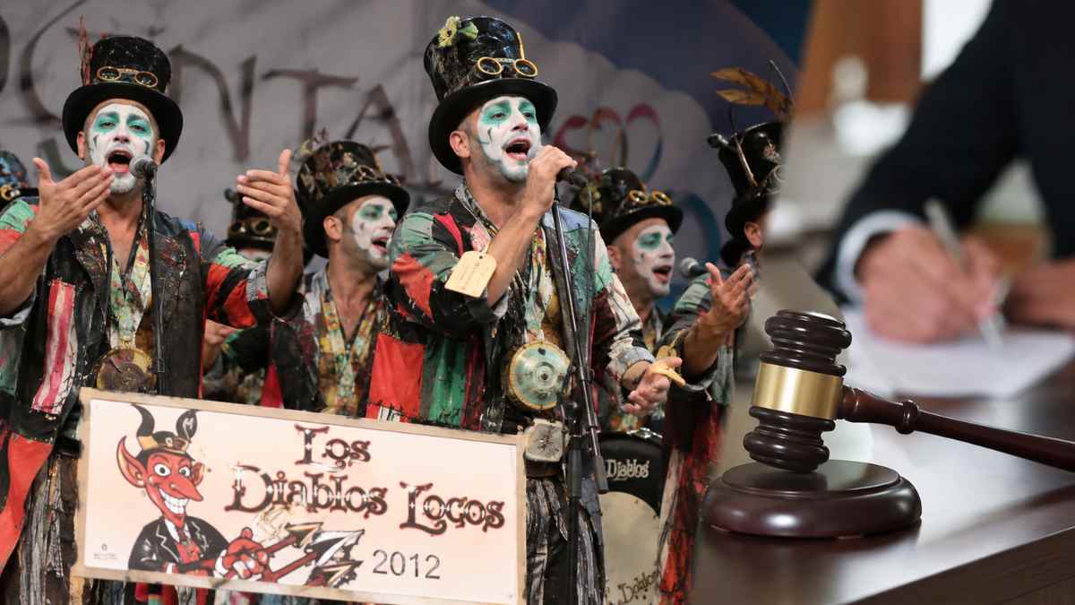 Trabajador actuando en una murga durante el Carnaval mientras un juez dicta sentencia por un despido durante una baja médica