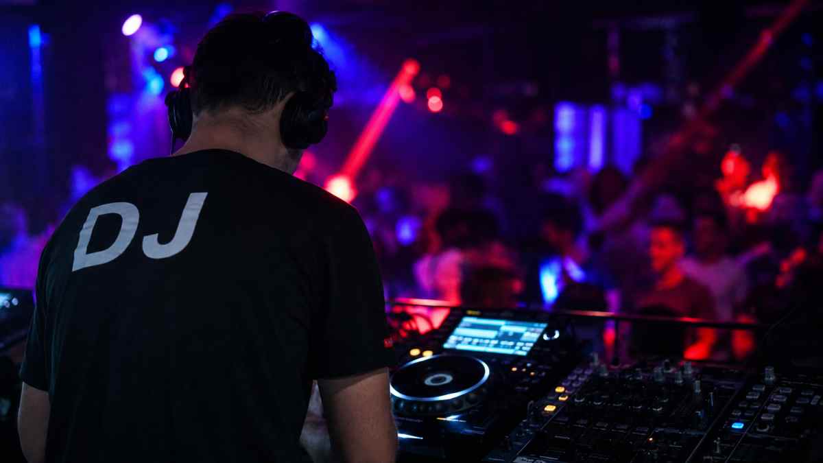 DJ actuando en una discoteca, imagen ilustrativa de un conductor despedido durante una baja por ansiedad
