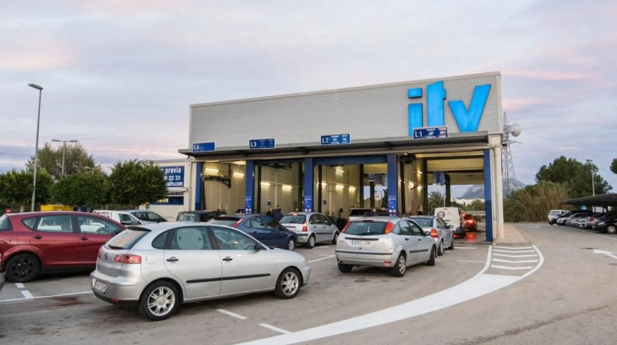 Estación de ITV con varios vehículos realizando la inspección técnica tras los cambios de la DGT