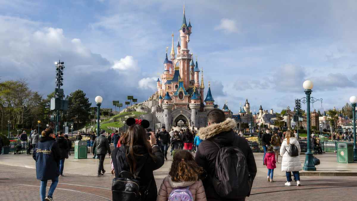 Disneyland París recibe miles de visitantes mientras continúa el debate sobre la rentabilidad de la inversión de Disney