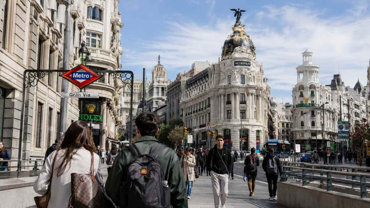 Estudiantes internacionales caminando por la Gran Vía de Madrid antes de comenzar sus estudios universitarios