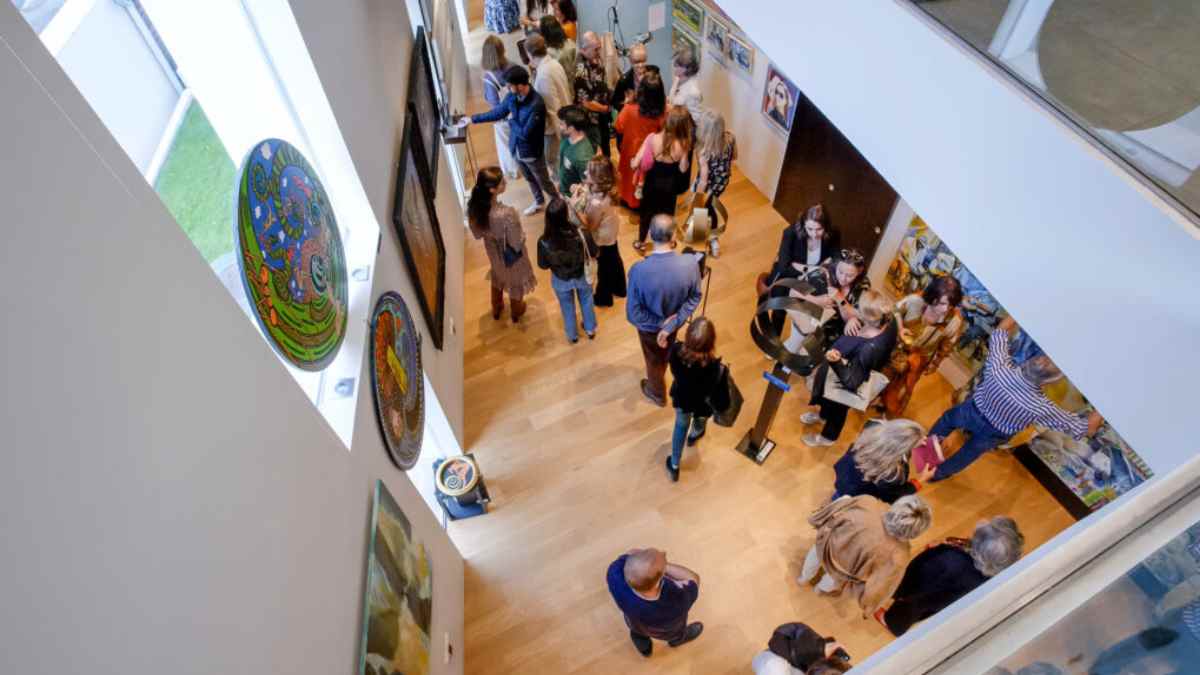 Visitantes recorren la feria de arte independiente FAIM ART en la Fundación Pons de Madrid
