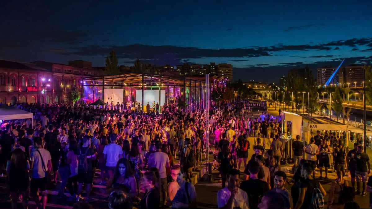 Festival La Sub25 en Arganzuela con cientos de jóvenes disfrutando de actividades culturales y conciertos en Madrid Río