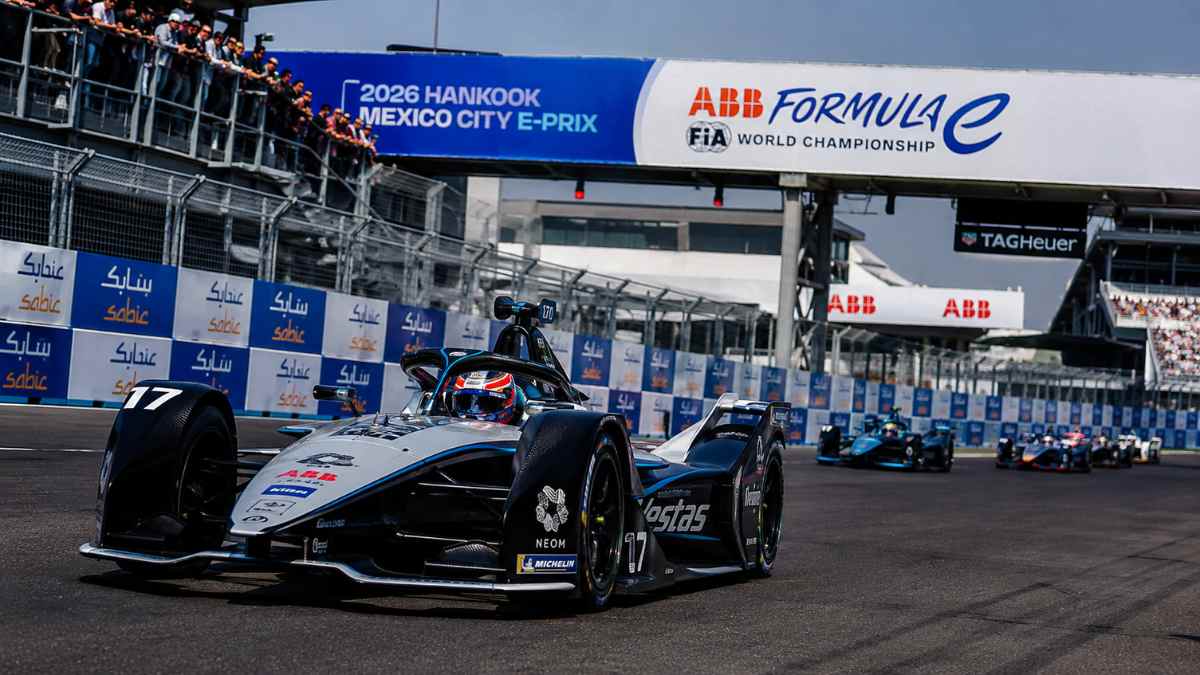 Fórmula E durante una carrera con monoplazas eléctricos en el circuito que acogerá el Madrid E-Prix 2027 en Jarama