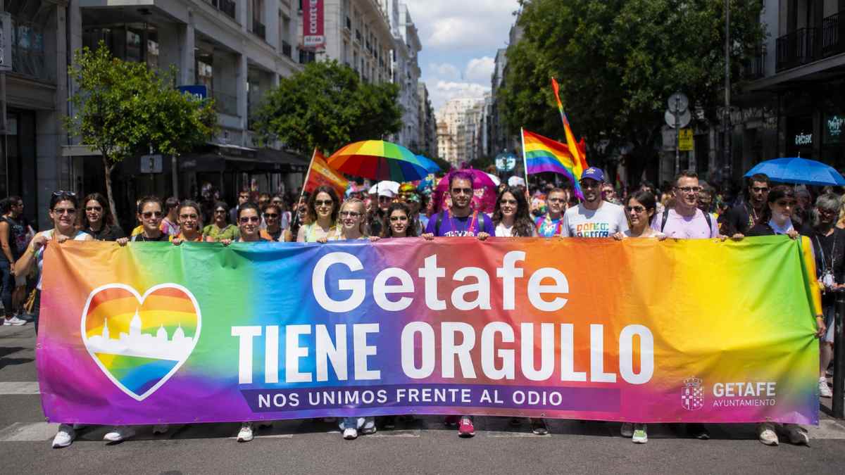 Manifestación del Orgullo LGTBIQ+ en Getafe con una pancarta de Getafe Tiene Orgullo y participantes portando banderas arcoíris