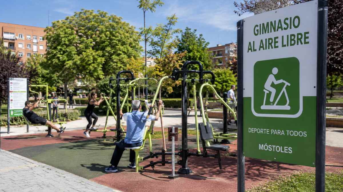 Gimnasio al aire libre en un parque de Móstoles con vecinos realizando ejercicio físico gratuito