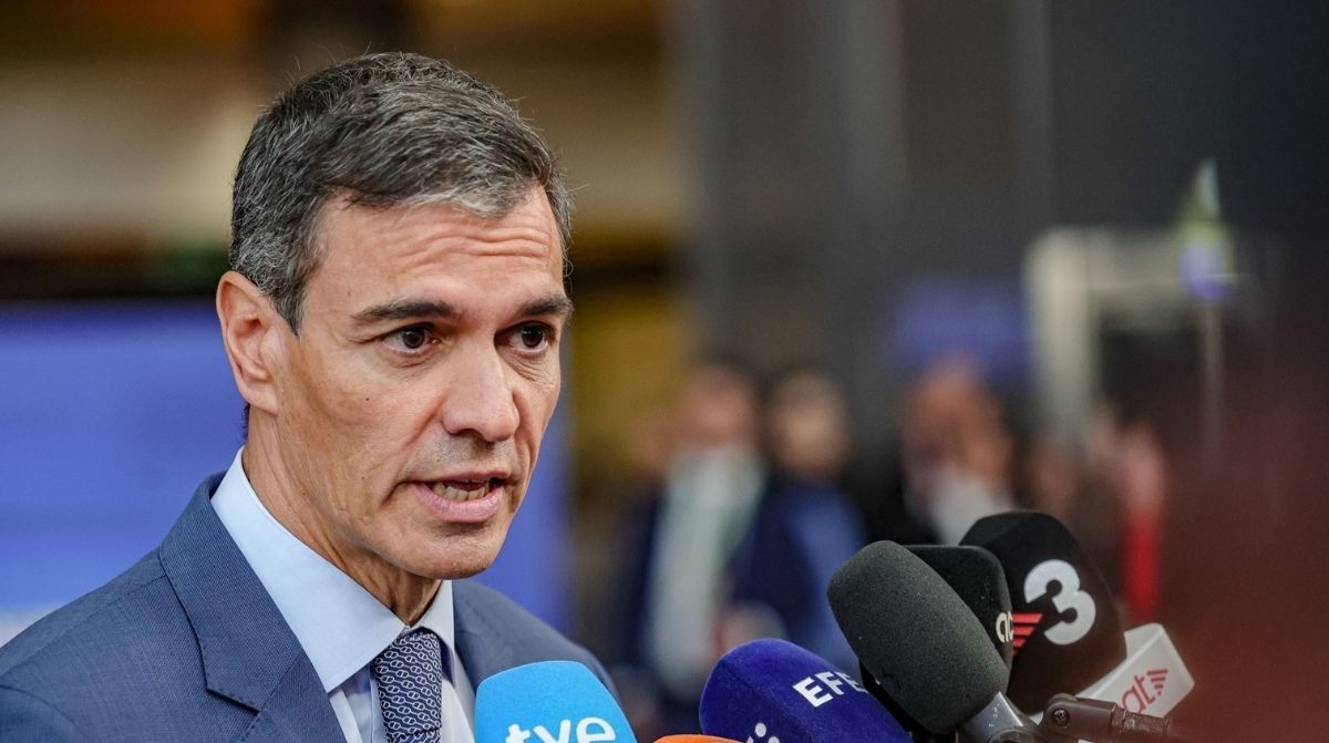 Representante del Gobierno atendiendo a los medios durante un anuncio sobre ayudas al alquiler para víctimas de violencia de género.