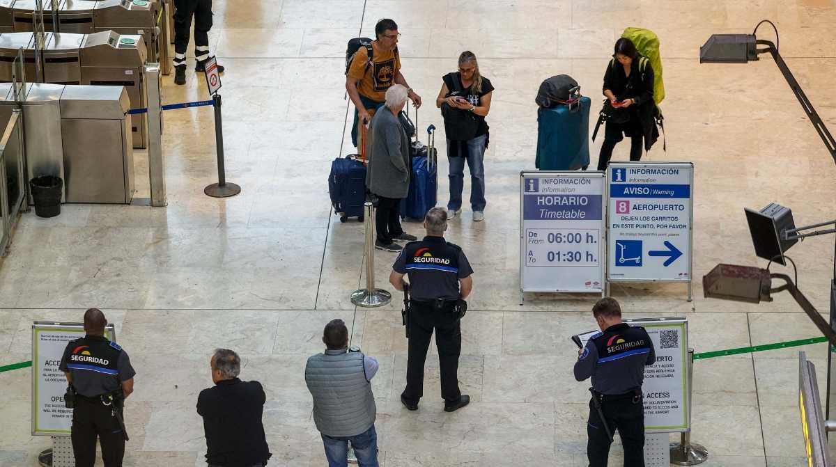 Agentes de seguridad en el aeropuerto Adolfo Suárez Madrid-Barajas durante un control de pasajeros y equipajes.