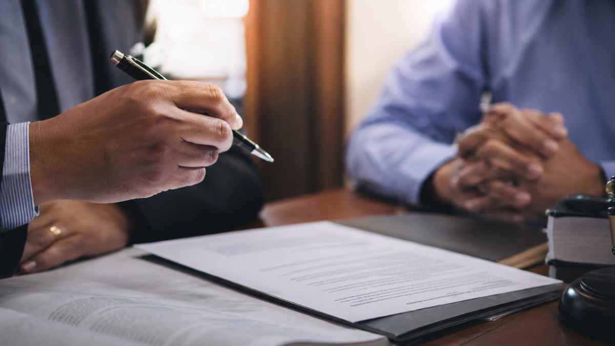 Asesor jurídico informa sobre una herencia sin herederos durante una consulta relacionada con el procedimiento de Hacienda