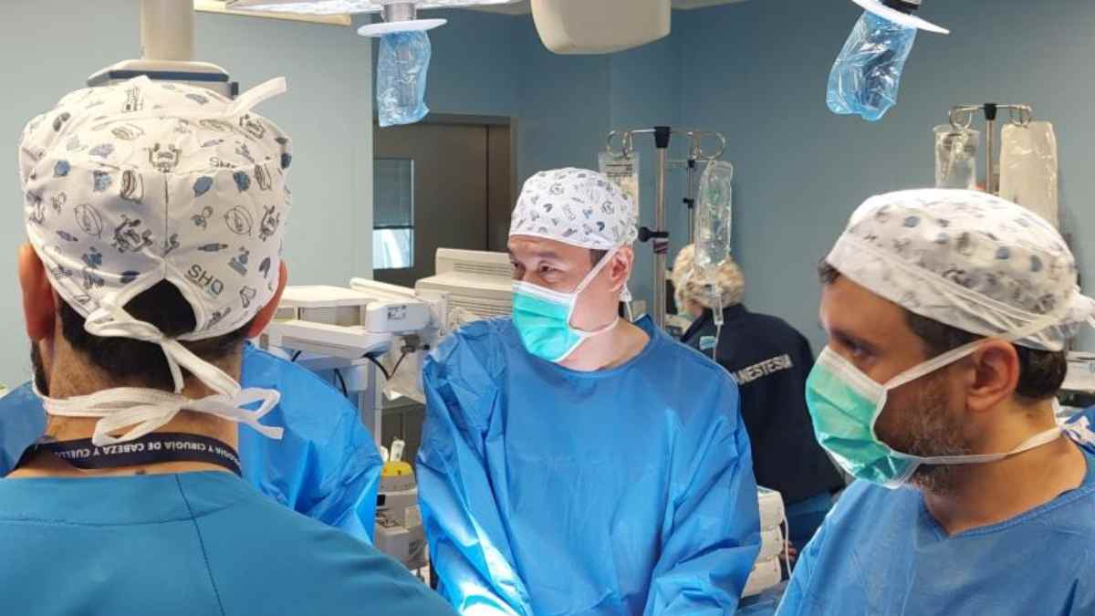 Equipo médico del Hospital Príncipe de Asturias durante la implantación de una prótesis que recupera la voz