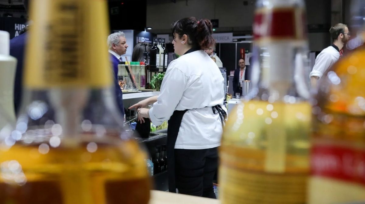 Trabajadora del sector de la hostelería atendiendo la barra de un bar en una imagen de archivo.