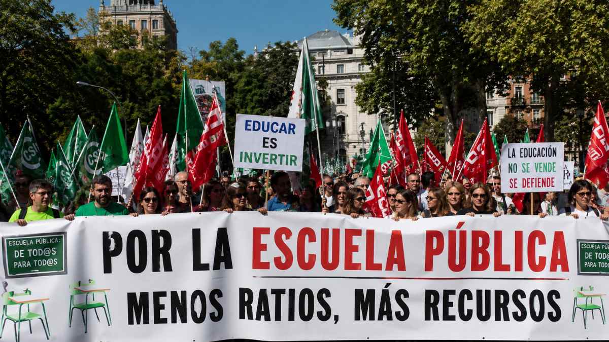 Manifestación del profesorado de la educación pública en Madrid para reclamar menos alumnos por aula, más recursos y mejoras salariales.