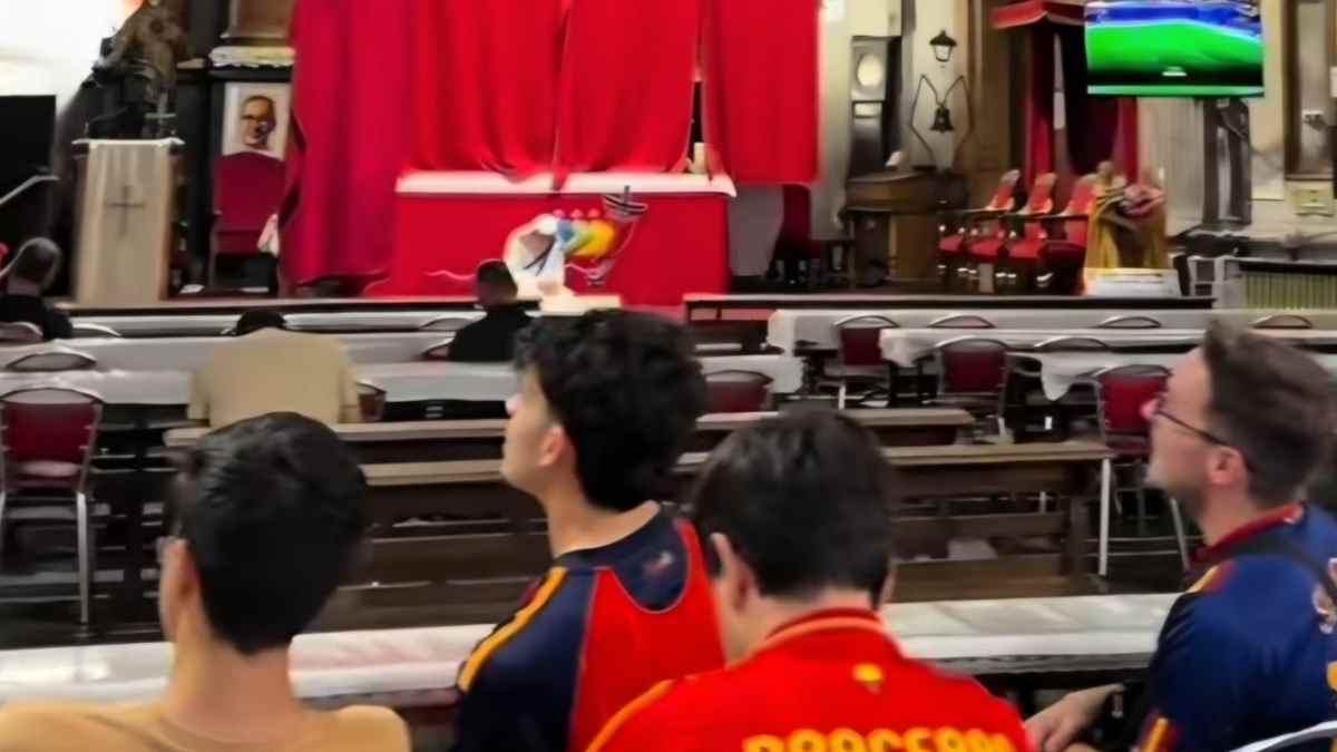Iglesia de San Antón en Madrid retransmitiendo un partido del Mundial de fútbol ante varios asistentes