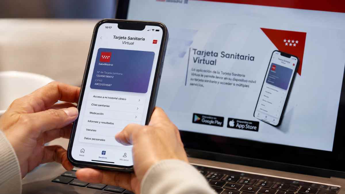 Familiar consultando información médica a través de la Tarjeta Sanitaria Virtual de la Comunidad de Madrid desde un teléfono móvil