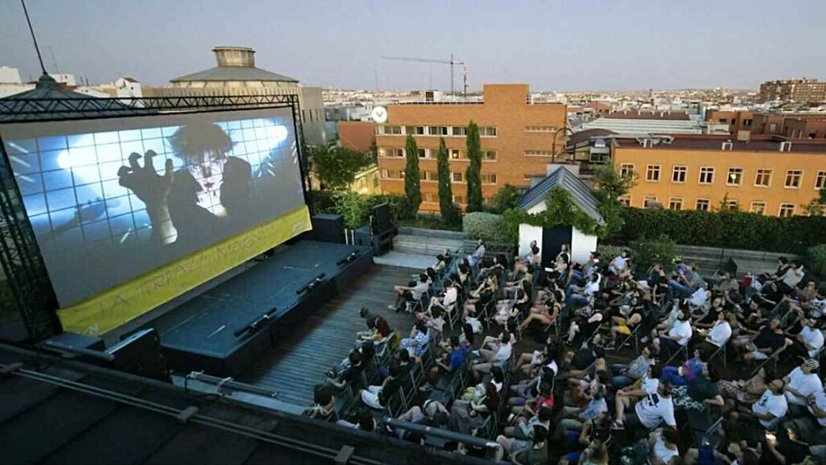 Cine al aire libre en La Terraza Magnética de La Casa Encendida durante una noche de verano en Madrid
