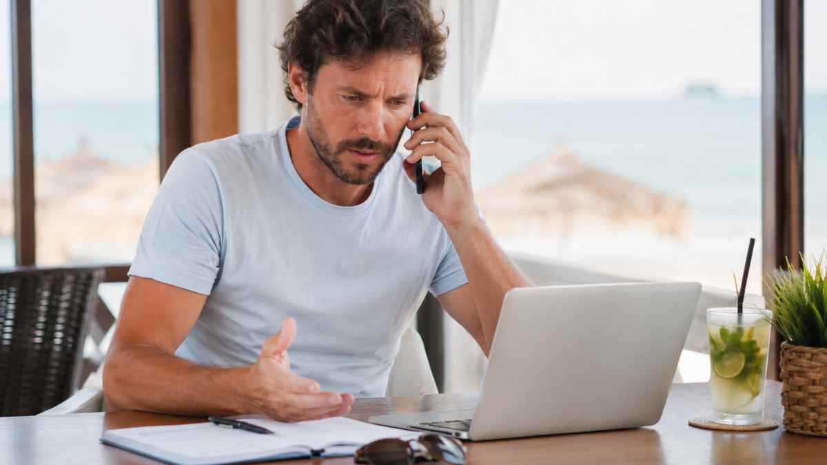 Trabajador recibe una llamada de la empresa durante sus vacaciones para volver al trabajo y cubrir a un compañero