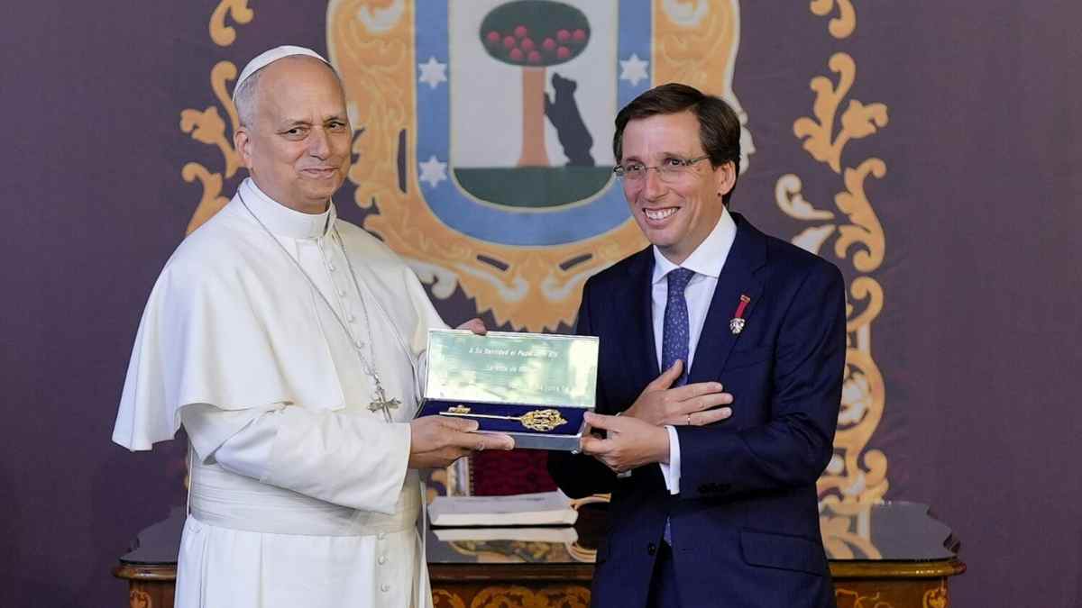 Papa León XIV recibe la Llave de Oro de Madrid de manos del alcalde José Luis Martínez-Almeida