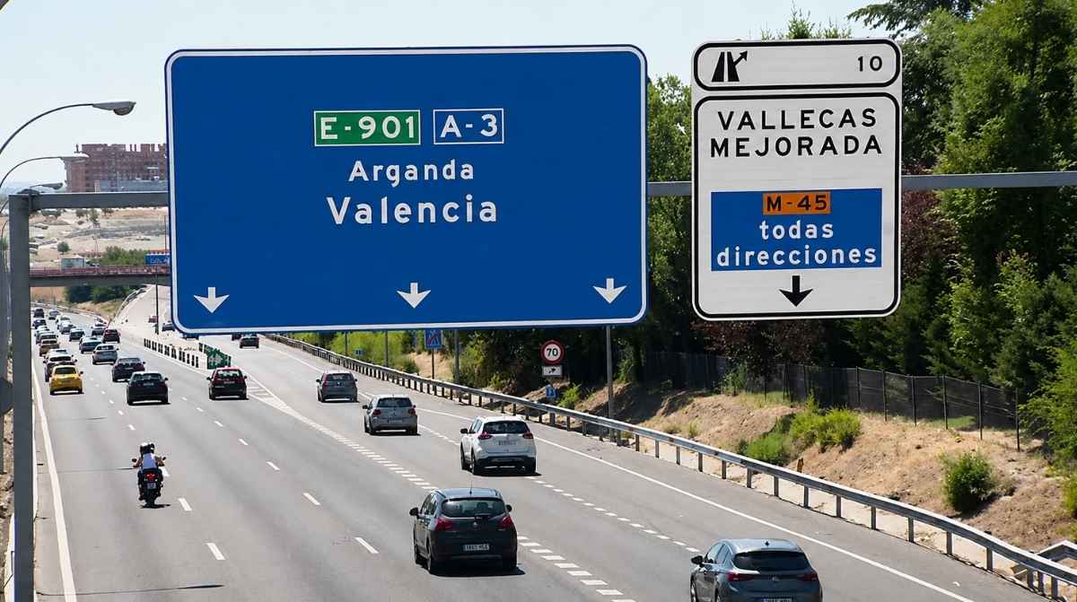Vehículos circulando por una autovía de Madrid durante la operación salida del verano, cuando los madrileños prevén gastar más en vacaciones.