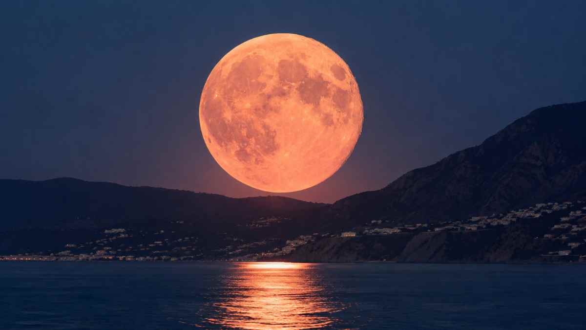Luna de Fresa 2026 sobre el horizonte durante la luna llena de junio visible desde España