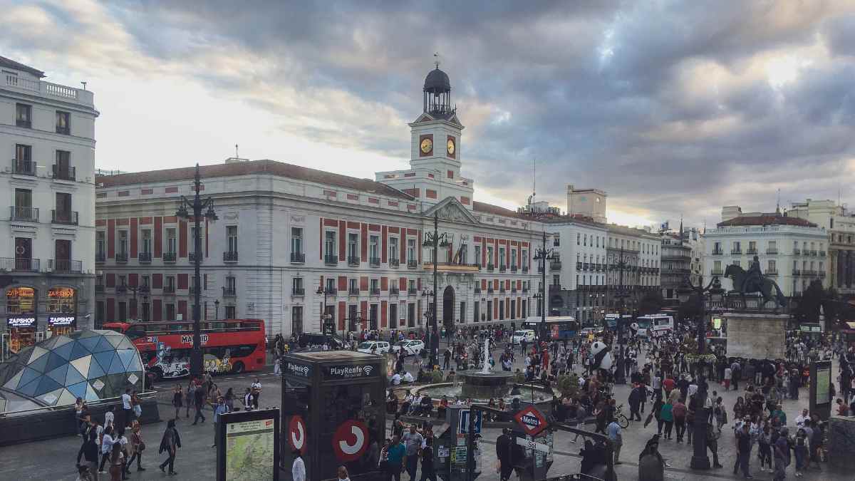 Puerta del Sol de Madrid bajo un cielo de tormenta durante una semana de calor intenso y altas temperaturas