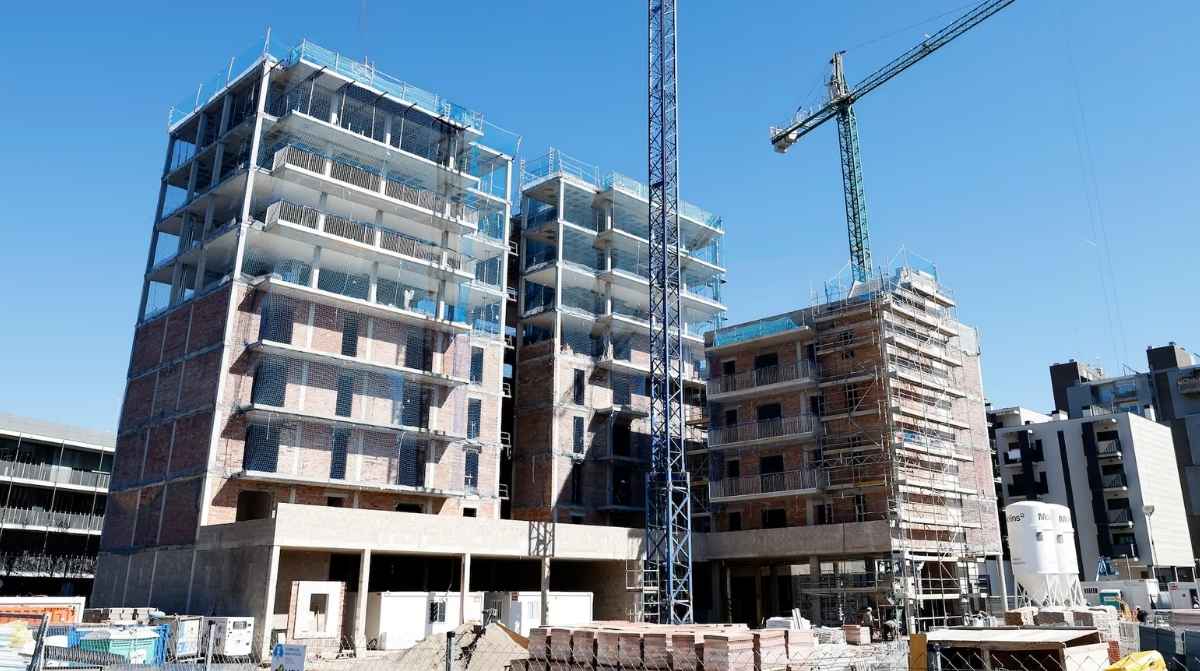 Edificio de viviendas protegidas en construcción en Madrid tras la nueva ley que permitirá elevar dos alturas
