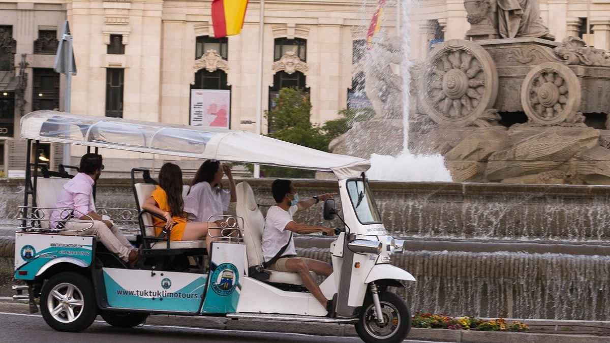 Tuk tuk turístico circulando por el centro de Madrid antes de la nueva normativa municipal.