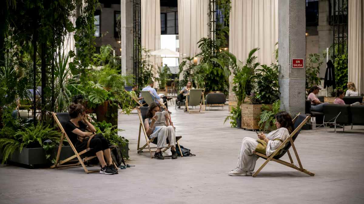 Refugio cultural vegetal en Matadero Madrid con zonas de descanso y plantas para protegerse del calor durante el verano