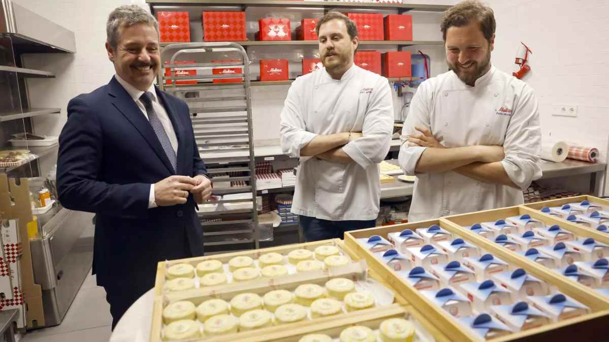Mariano de Paco durante la presentación del pastel Cor Unum dedicado al Papa León XIV en una pastelería de Madrid