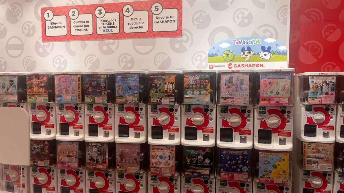 Mayor tienda Gashapon de España en intu Xanadú con máquinas oficiales de Bandai y coleccionables japoneses