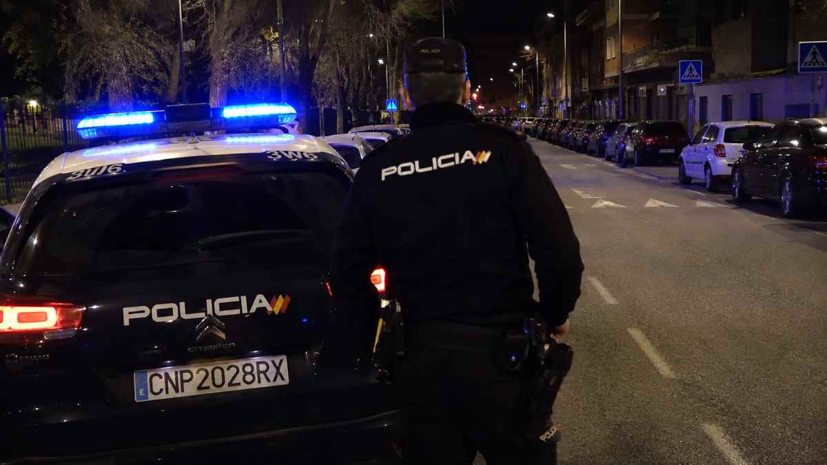 Policía Nacional durante la búsqueda de una menor de 14 años desaparecida en Madrid