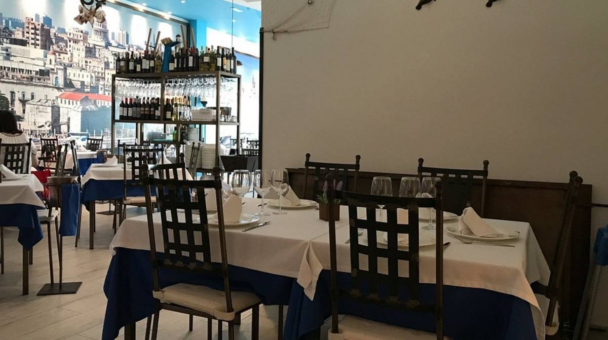 Interior del restaurante Omar y Tierra, donde se ofrece un menú del día con gambones, chuletón, vino y postre por 24 euros cerca de Madrid.