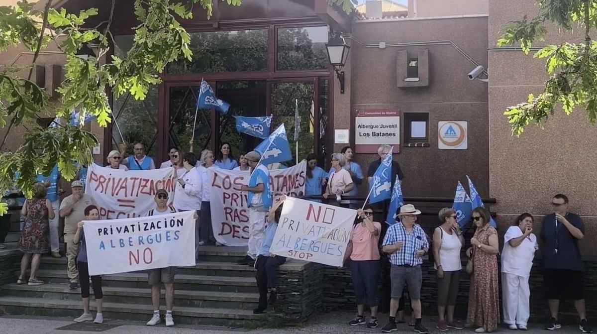 Trabajadores protestan contra la privatización de los albergues juveniles de la Comunidad de Madrid en el albergue Los Batanes