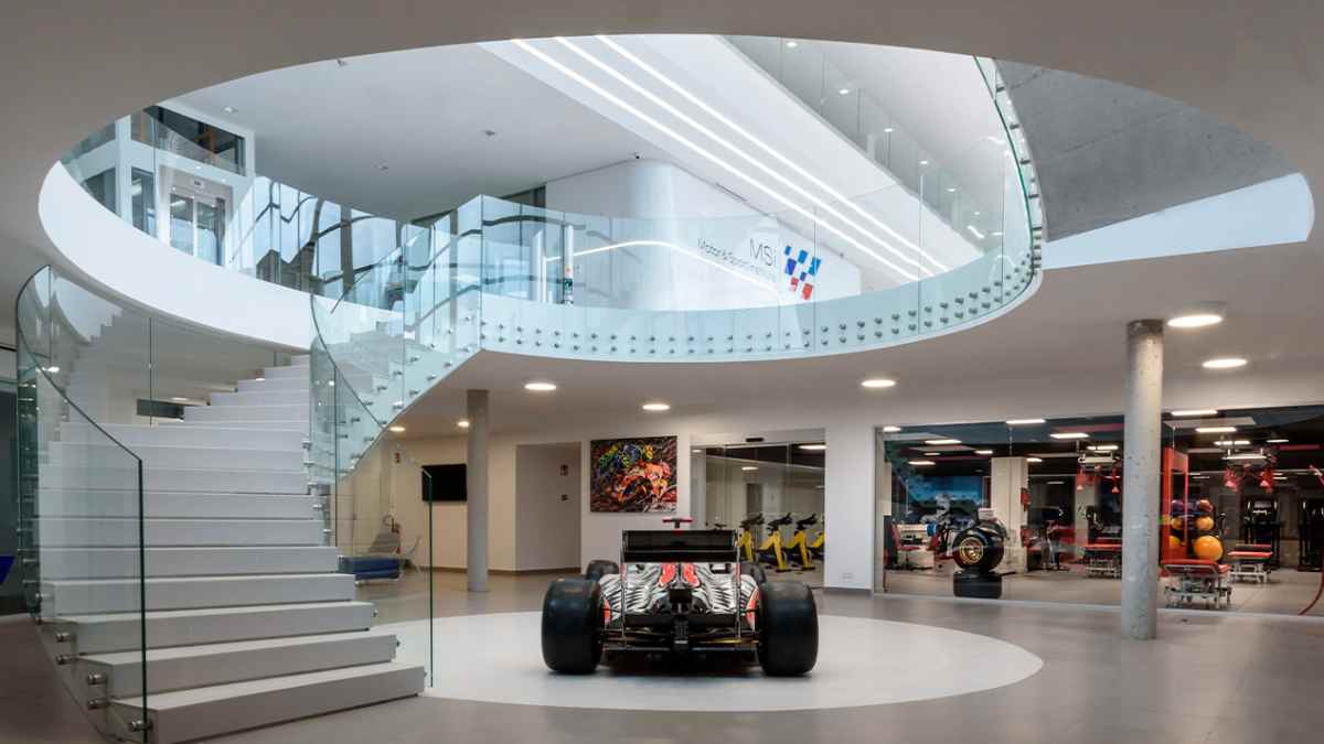 Interior del MSI Motor & Sport Institute de Alcorcón con un monoplaza de competición en sus instalaciones