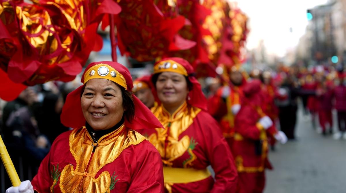 Personas con trajes tradicionales chinos durante una celebración cultural relacionada con la Muestra Internacional de Cine Chino en Madrid