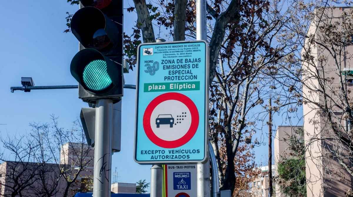 Señal de la Zona de Bajas Emisiones de Plaza Elíptica en Madrid, donde han descendido las multas de tráfico.