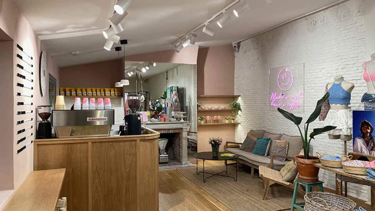 Interior de la nueva cafetería Brownie Club en Madrid durante su apertura con café de especialidad y zona de descanso