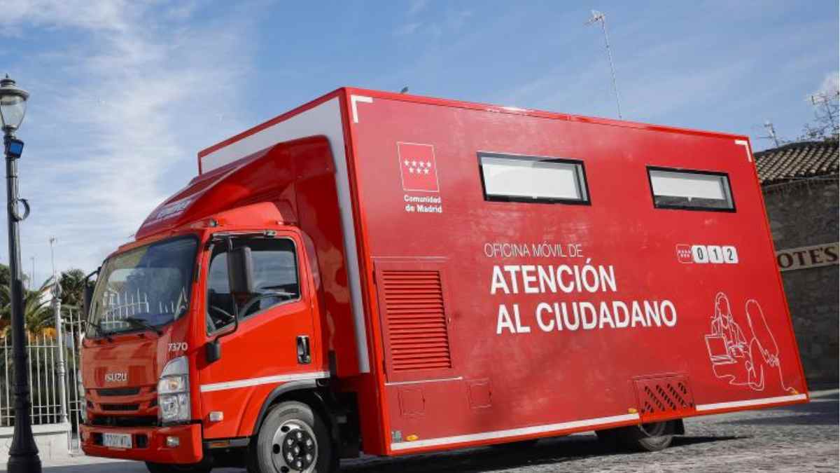 Oficina móvil de atención al ciudadano de la Comunidad de Madrid instalada para realizar trámites administrativos