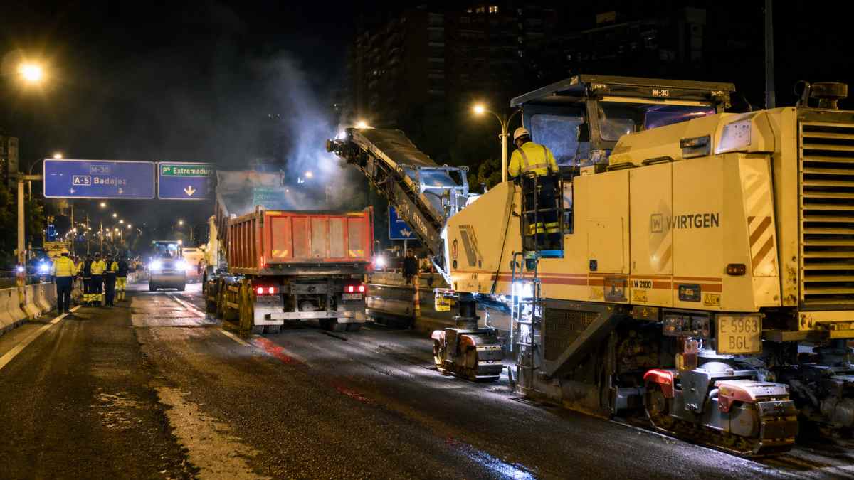 Operación Asfalto en Madrid con maquinaria renovando el pavimento de la A-6 durante trabajos nocturnos