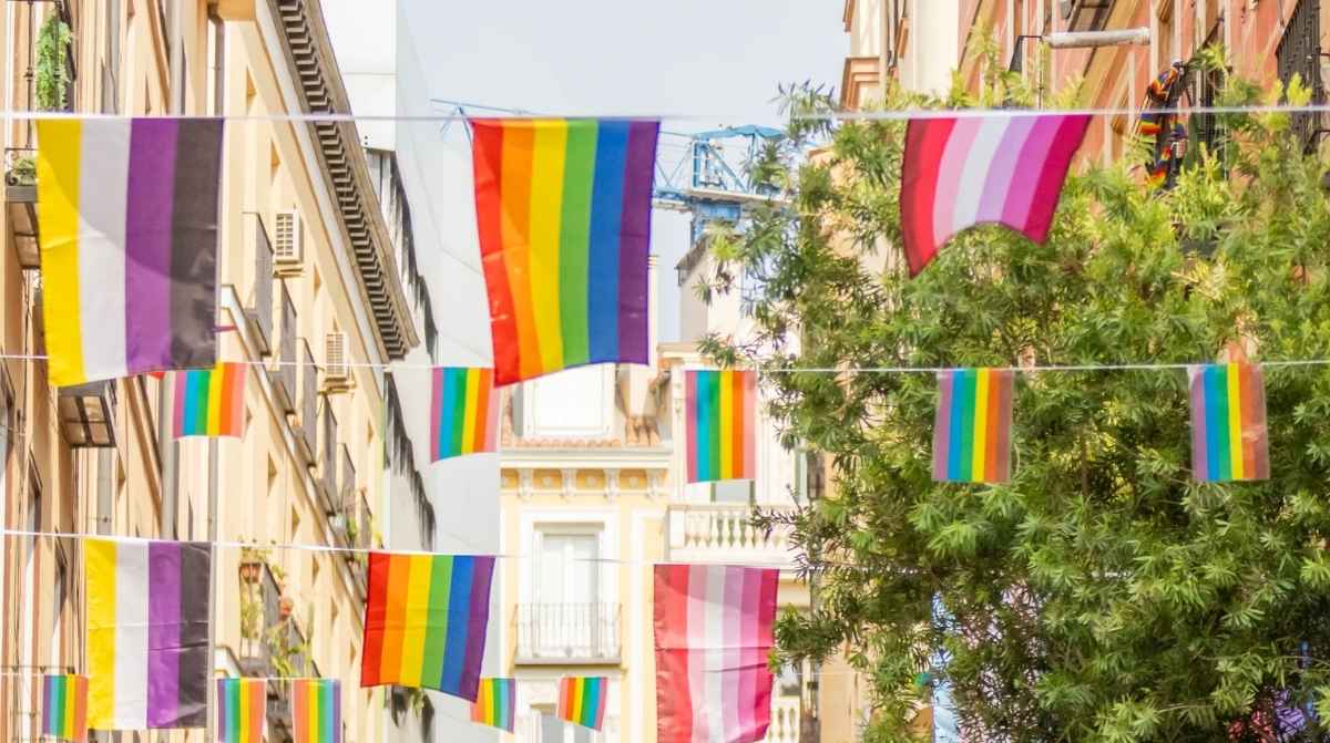 Banderas LGTBIQ+ decoran una calle de Madrid durante la celebración del Orgullo Madrid 2026