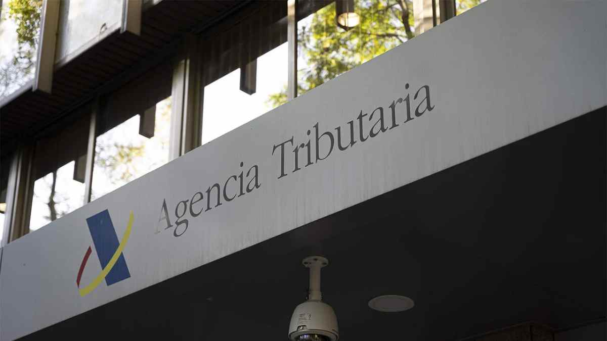 Fachada de una oficina de la Agencia Tributaria relacionada con el IRPF de la paga extra de las pensiones