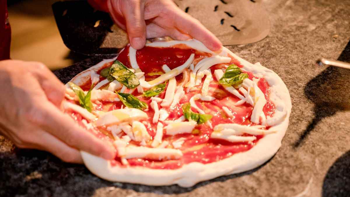 Pizza artesanal con mozzarella y albahaca durante la Pizza Week 2026 en Madrid