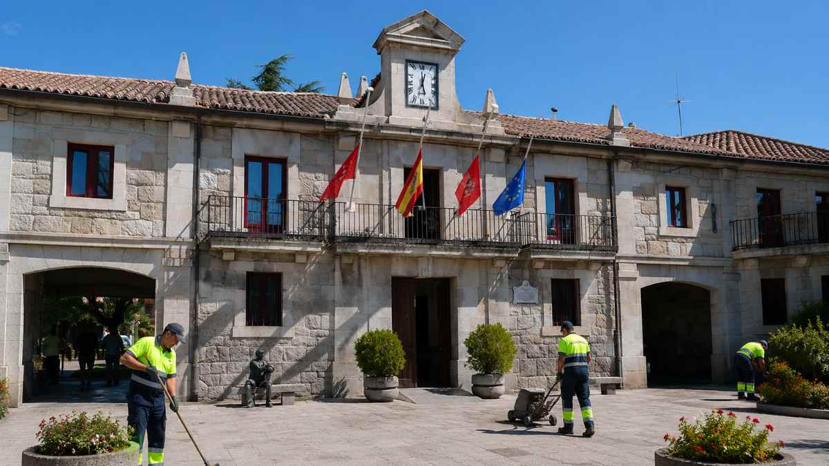 Ayuntamiento de Guadarrama con trabajadores del plan de empleo municipal