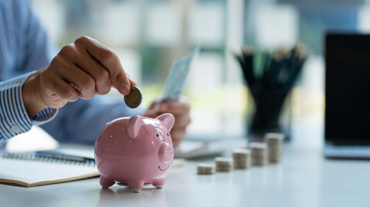 Trabajador ahorrando para la jubilación mediante un plan de pensiones de empresa en España