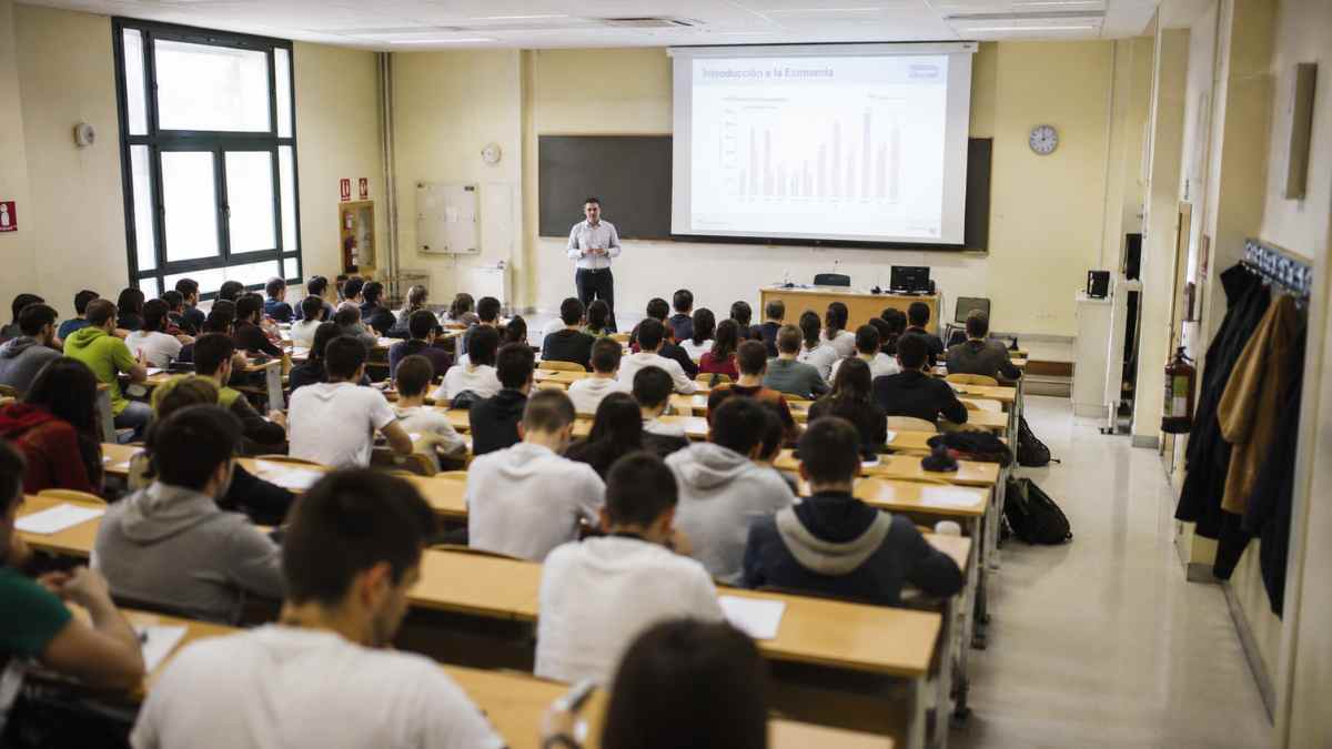 Estudiantes en un aula universitaria durante una clase tras la aprobación de 1.395 plazas de empleo público en universidades de Madrid
