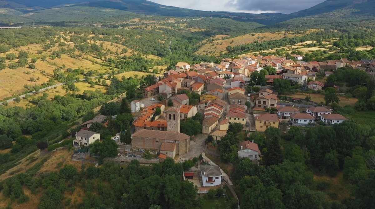 Vista aérea de Horcajo de la Sierra, pueblo de Madrid rodeado de naturaleza y montañas