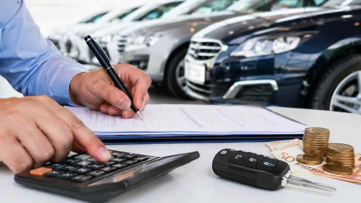 Comprador firmando la compra de un coche con documentación para reclamar el sobreprecio del cártel de coches 2006-2013