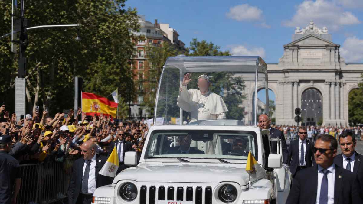 Papamóvil recorriendo las calles de Madrid durante la visita del Papa León XIV ante miles de fieles