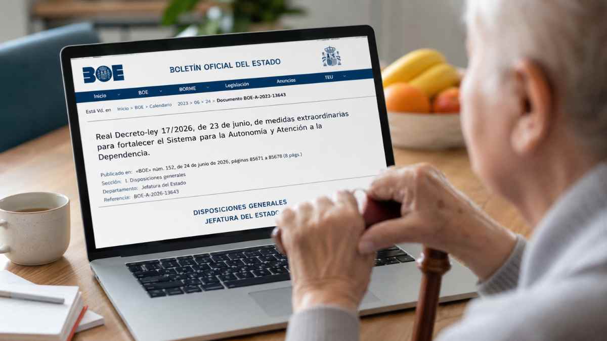 Ley de Dependencia: una persona mayor consulta en el BOE el nuevo refuerzo extraordinario de financiación aprobado por el Gobierno