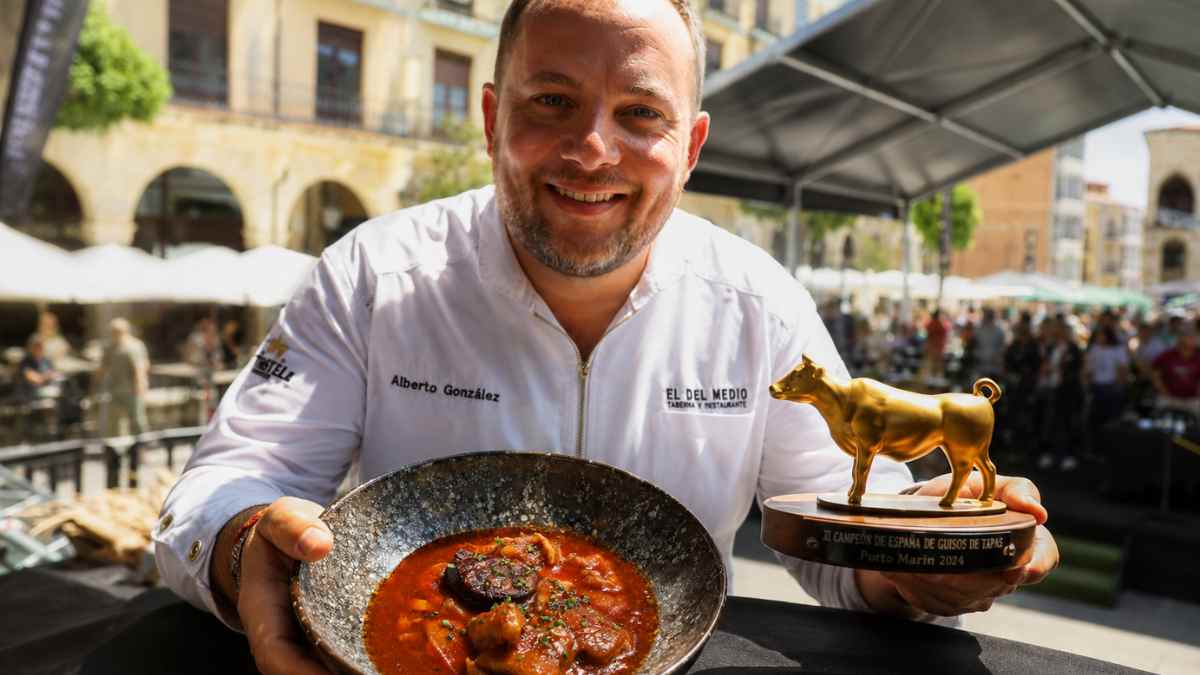 Alberto González, chef del restaurante El Del Medio de Madrid, muestra el plato ganador del Mundial de Callos 2026
