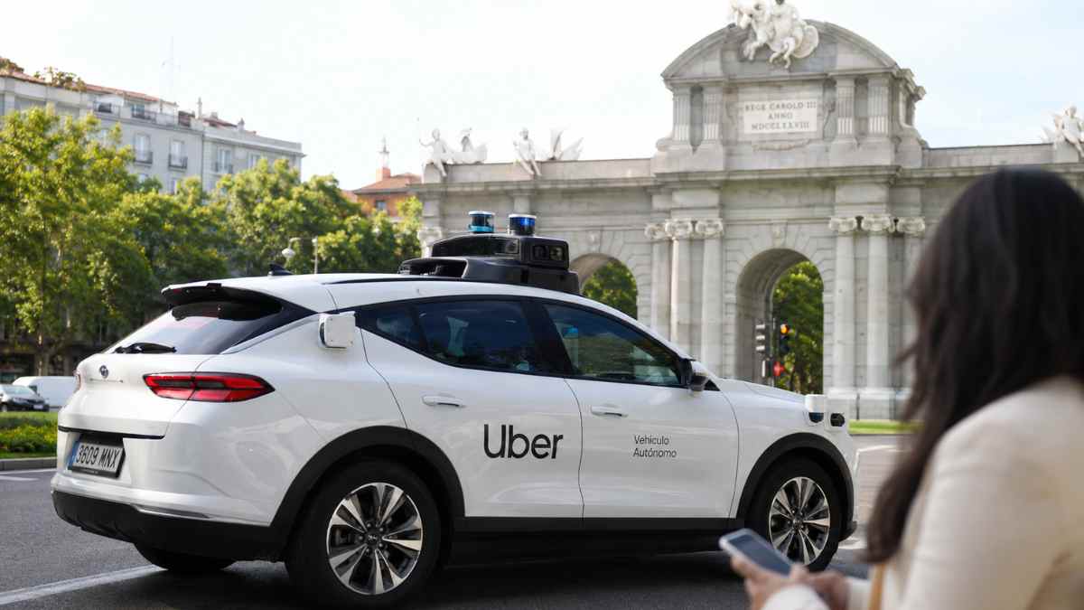 Robotaxi de Uber circulando junto a la Puerta de Alcalá durante las pruebas de vehículos autónomos en Madrid